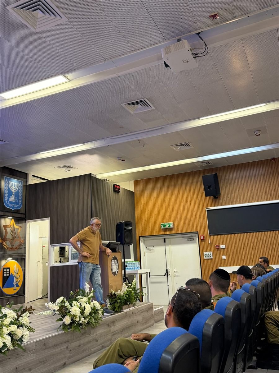 הרצאת נוהגים לתת מקום באולם בצה"ל